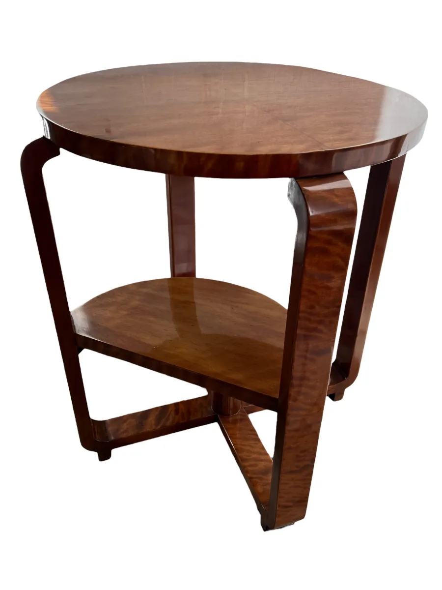 petite table ancienne avec un dessus rond et une étagère