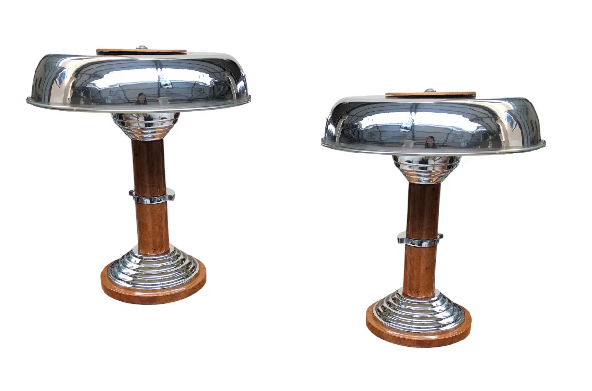 vue latérale de deux lampes de table antiques avec bases rondes