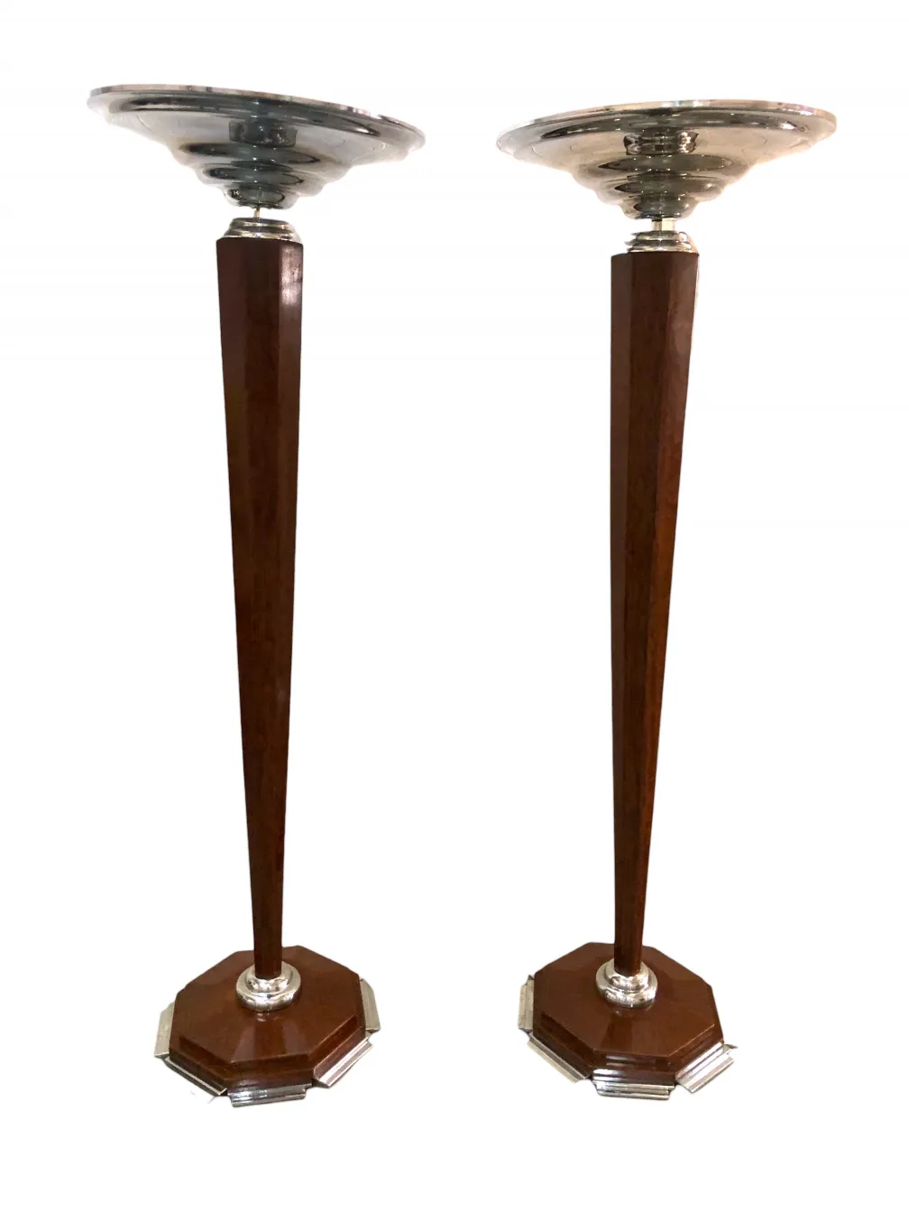 deux lampadaires anciens avec des bases décoratives uniques