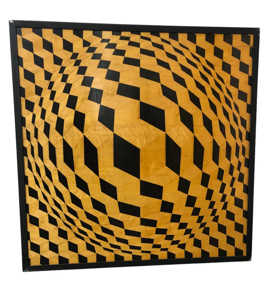 détail visuel de marqueterie ancienne avec des motifs en noir et or