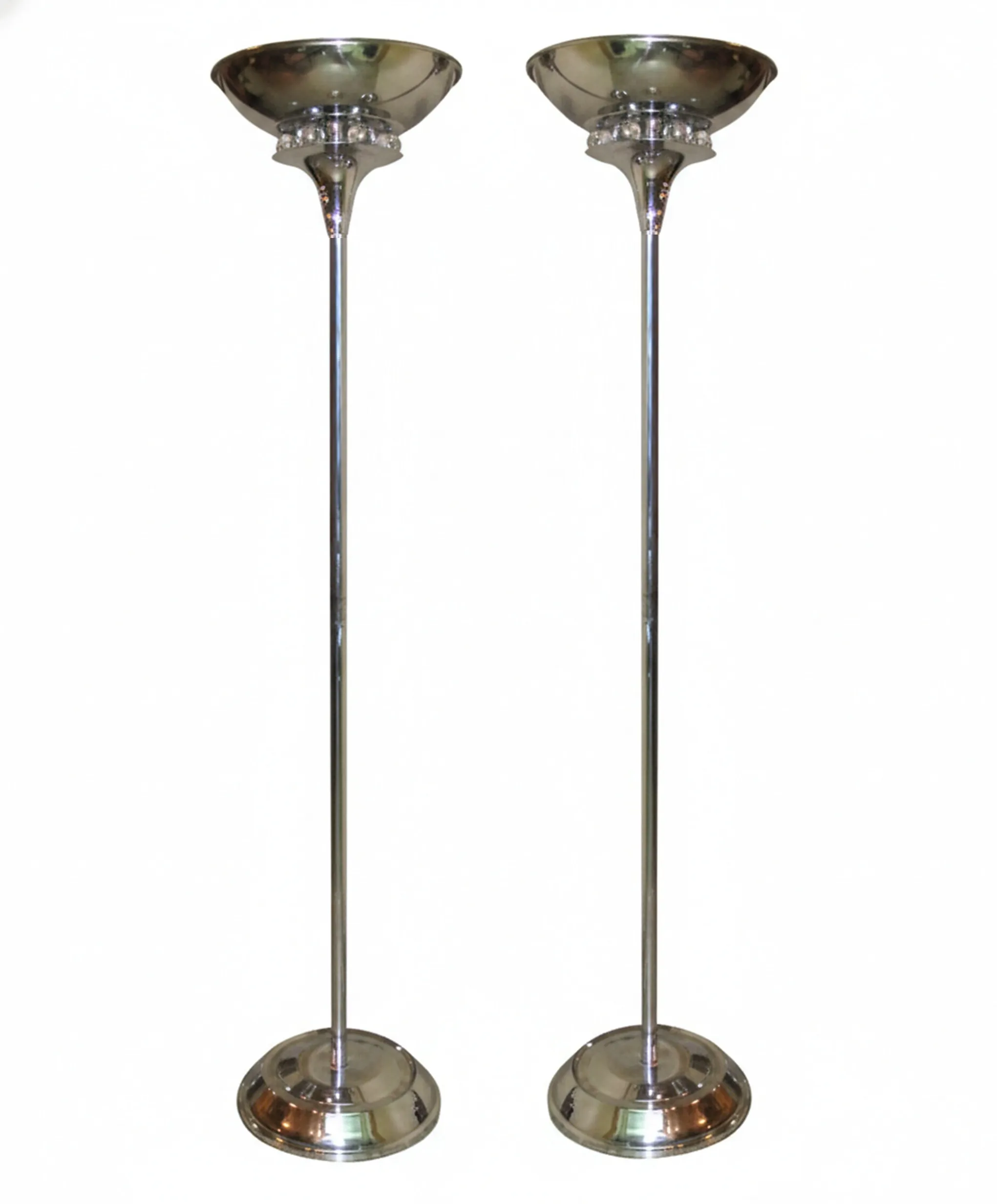 Ensemble de 2 lampadaires anciens dans un environnement lumineux