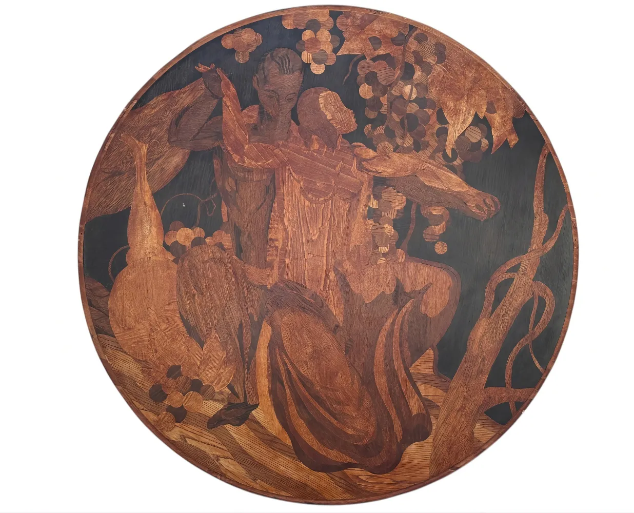 Ancienne marqueterie avec design artistique de figures humaines et nature, couleurs chaudes.