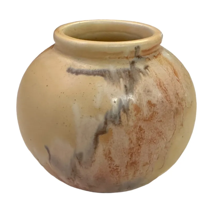 Ancienne céramique artisanale avec un design unique, tons terreux.