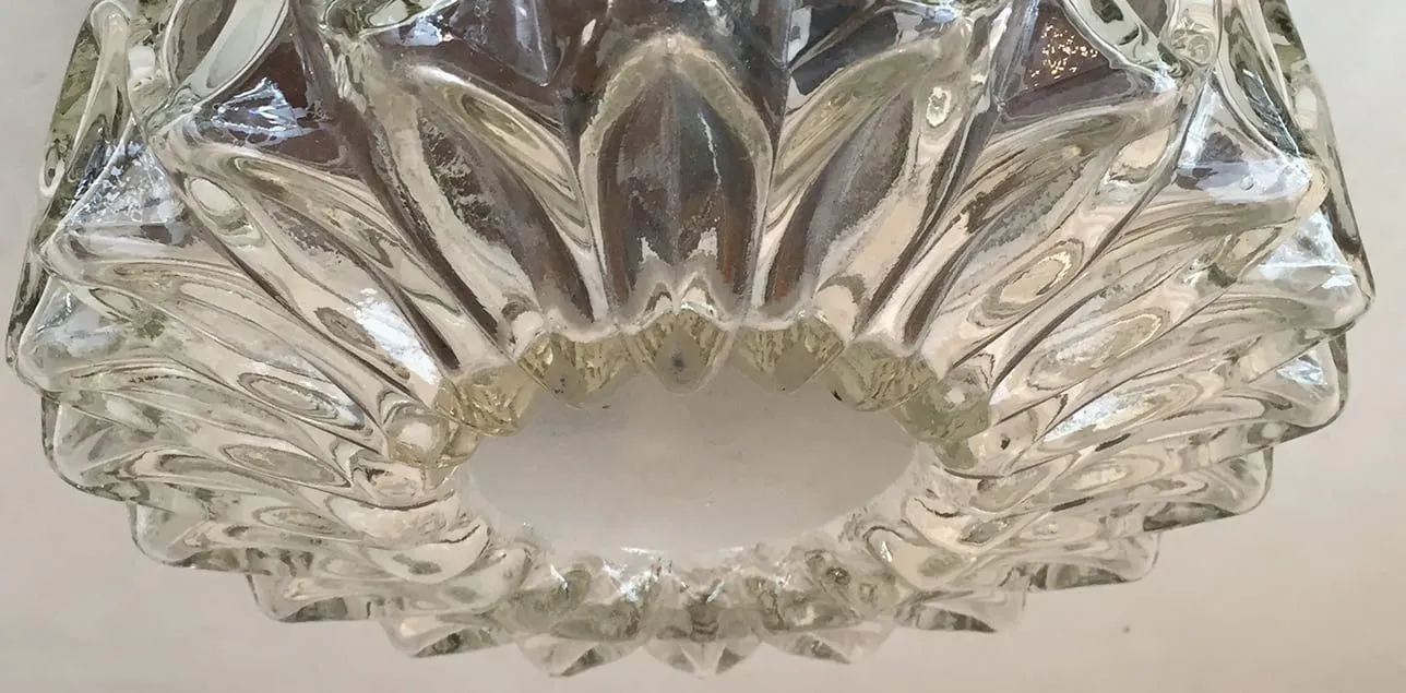 Plafonds en verre translucide avec un design élégant dans un cadre moderne.