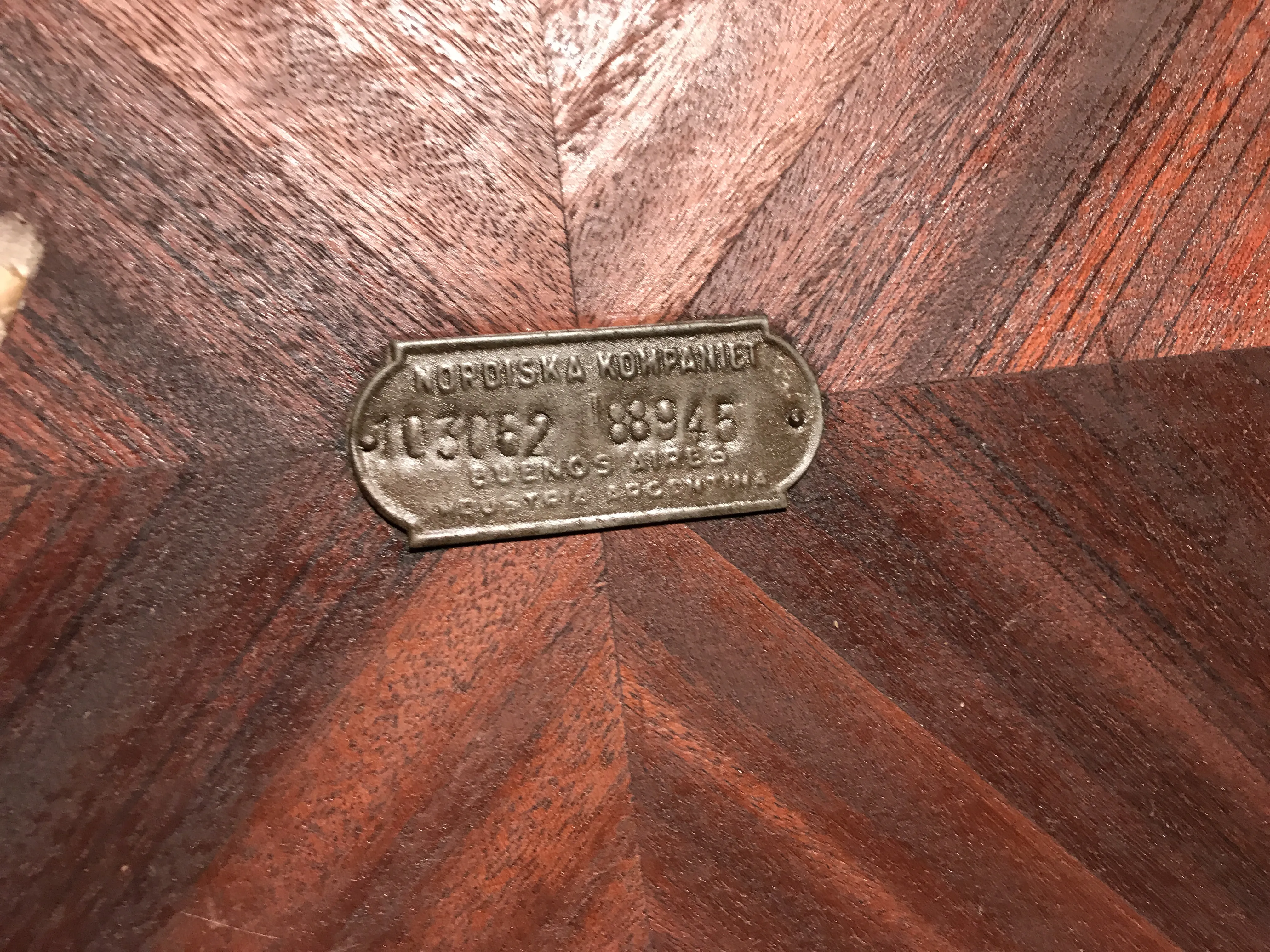 sceau ancien Nordiska Kompaniet sur bois avec inscription