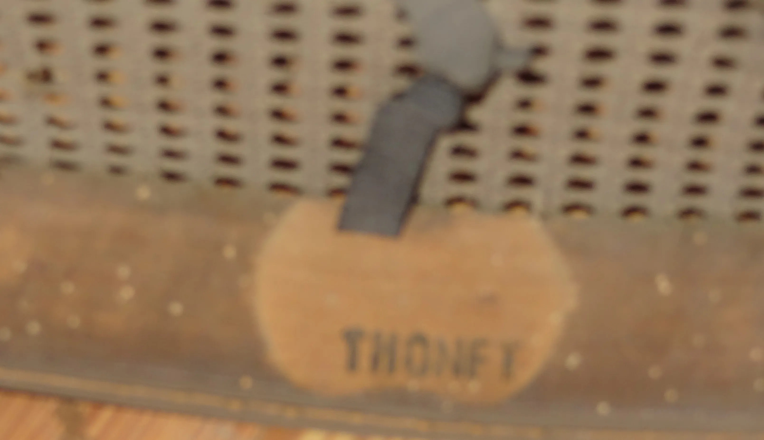 sceau Thonet ancien avec design clair dans un cadre neutre