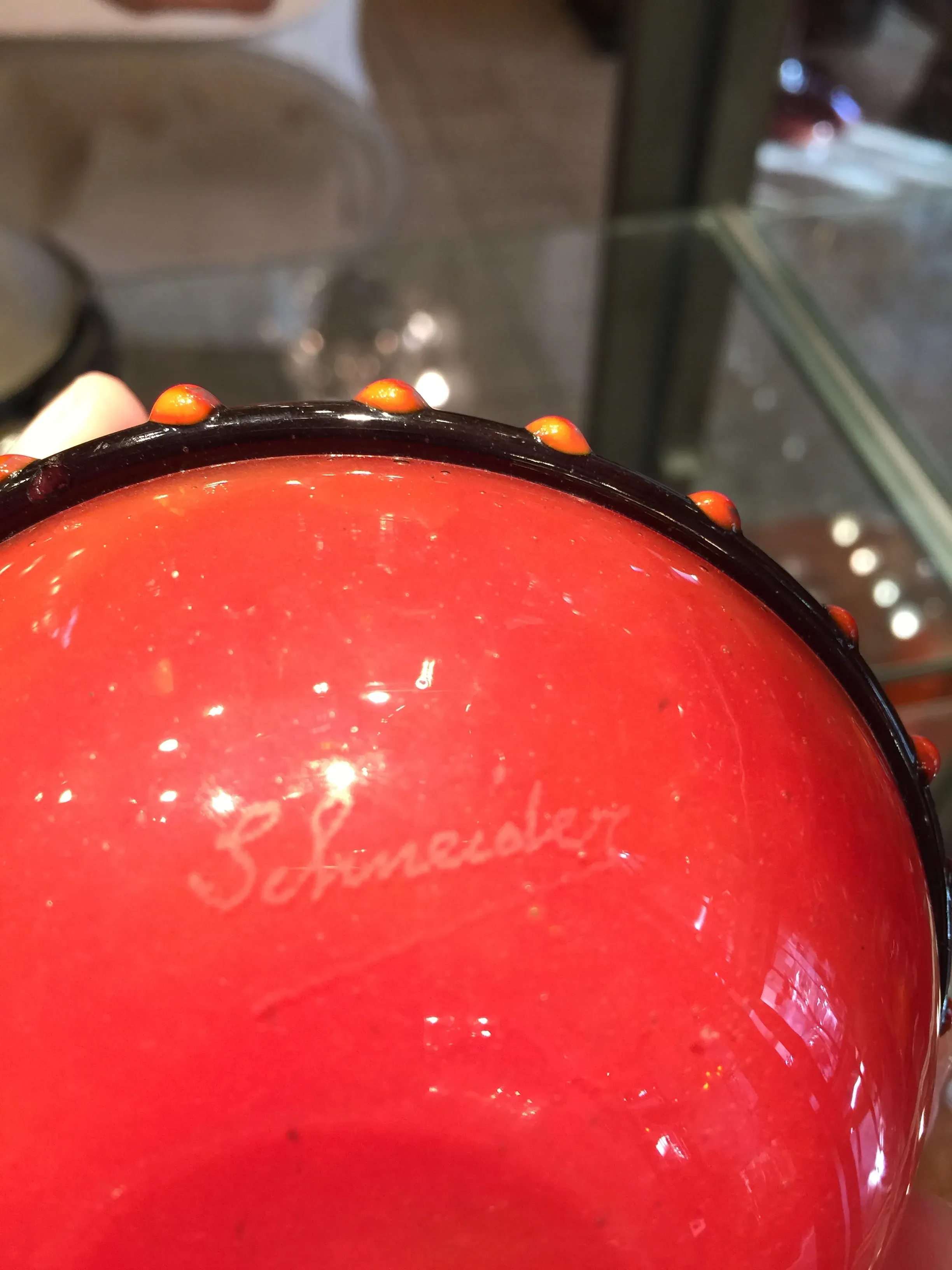 Ancien sceau Schneider avec un design coloré, fait partie d'une collection.