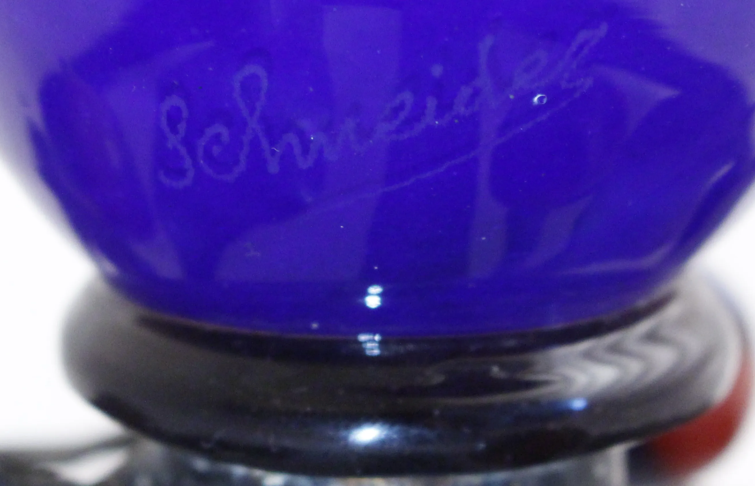 sceau ancien schneider avec des détails bleus sur fond clair