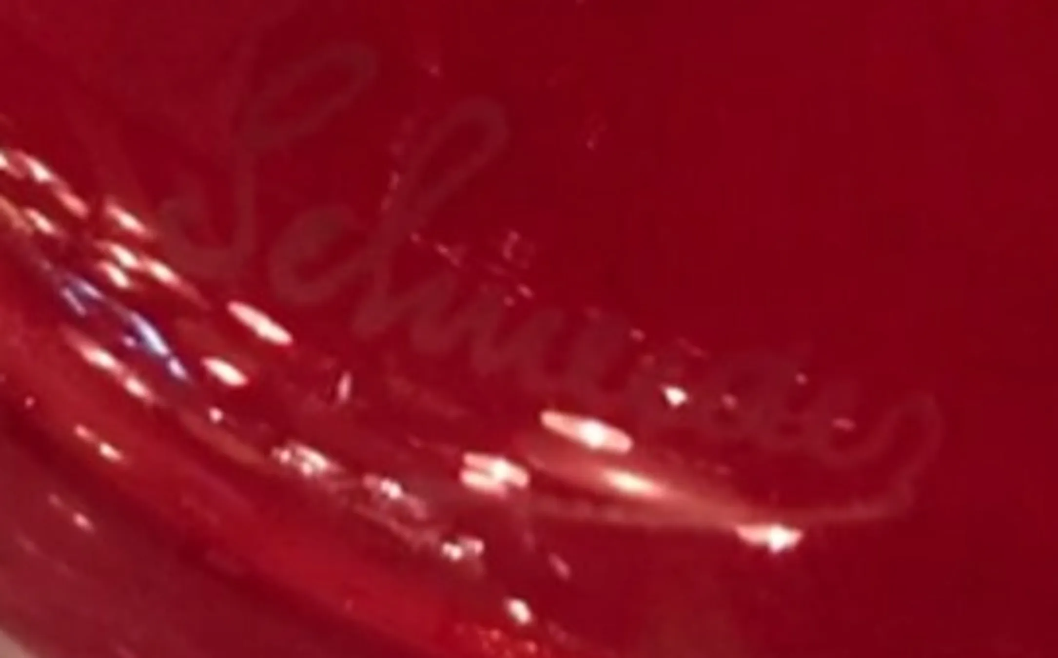 Ancien sceau Schneider avec inscription, couleur rouge vif, détails artistiques.