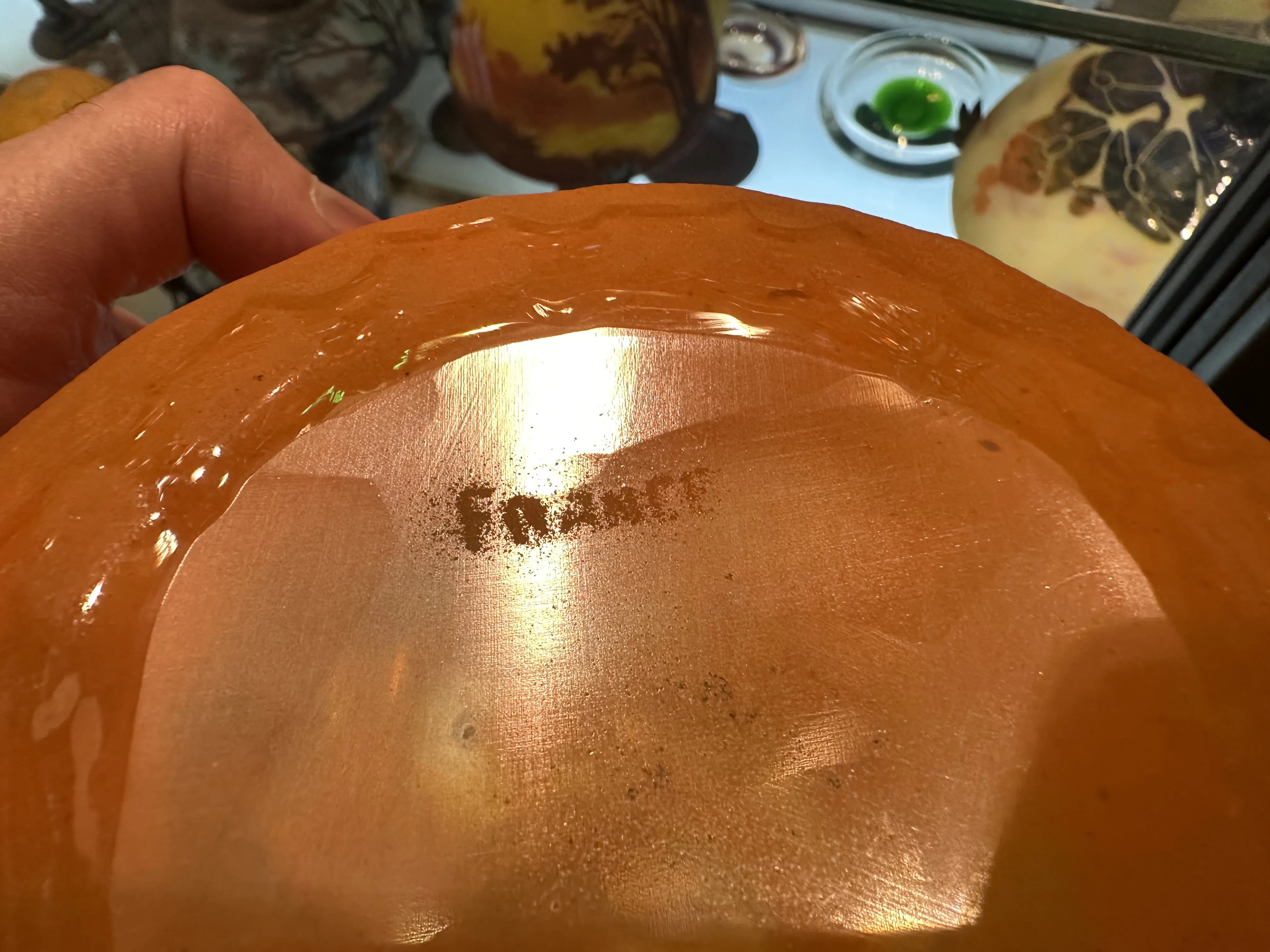 sceau ancien avec inscription en bas, fond brillant
