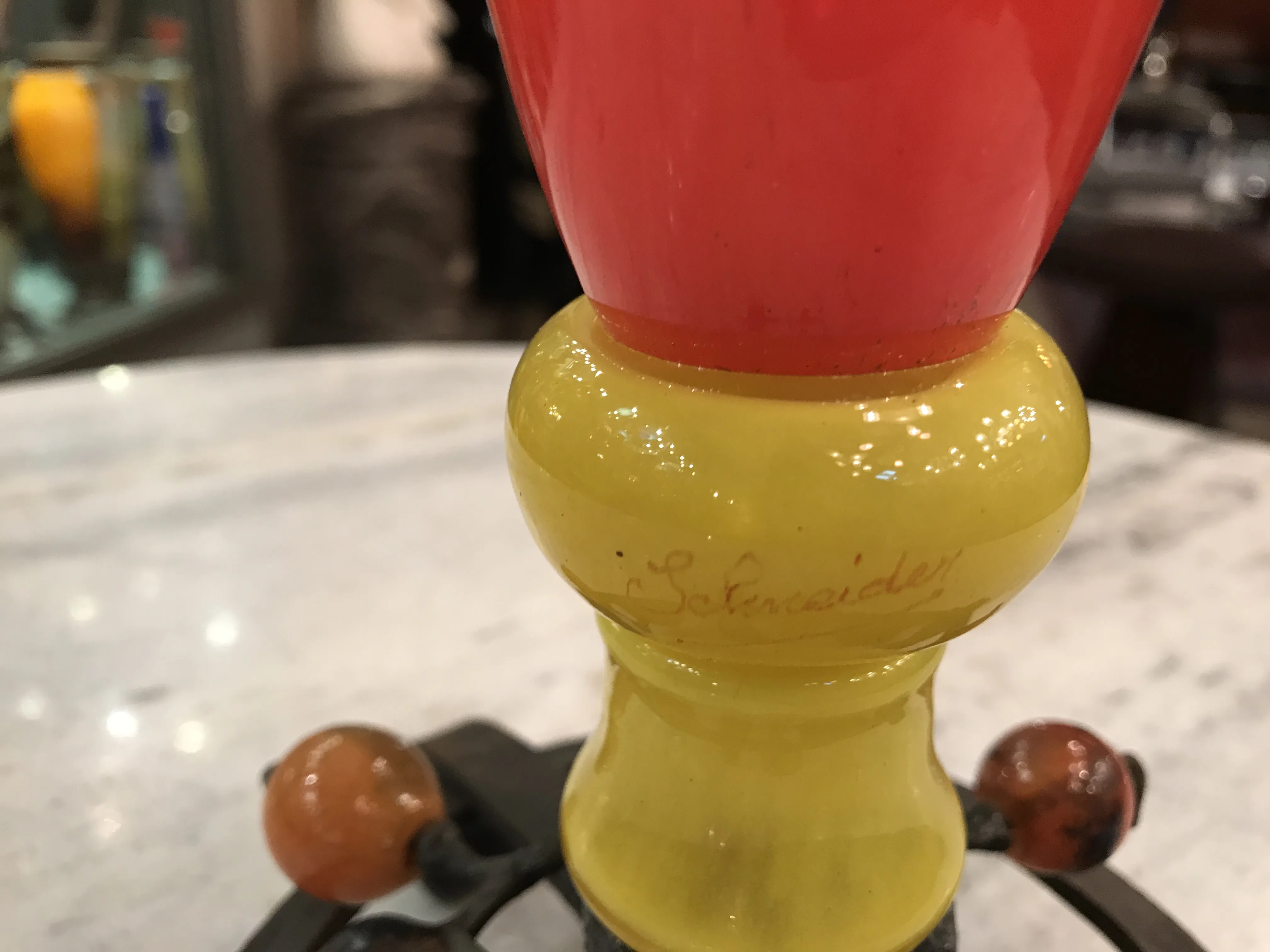 sceau ancien schneider aux couleurs vives sur table