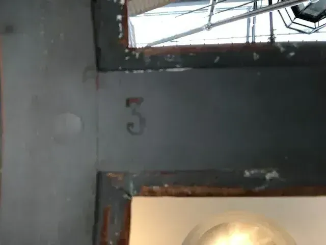 sceau ancien sur un mur avec des détails visibles