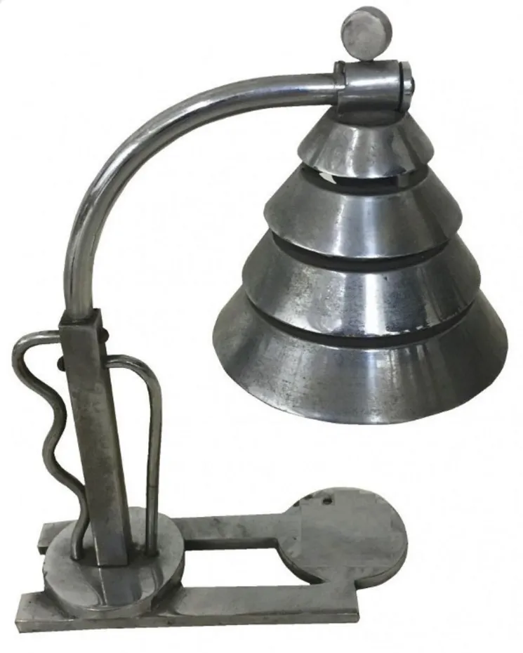 purani table lamp ke saath sundar aakar, metalik finishing