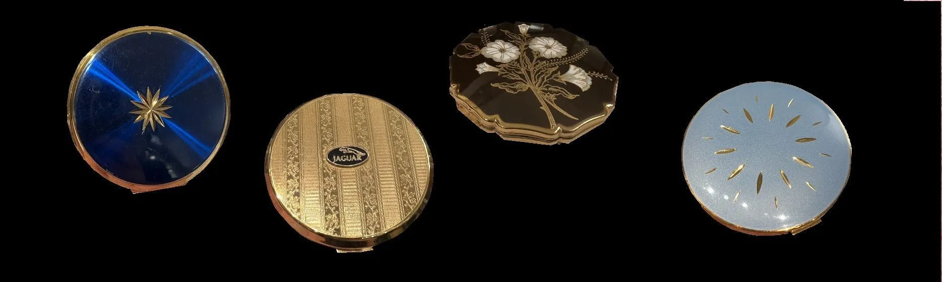 चार पुरानी पाउडर-कंपैक्ट विभिन्न डिज़ाइन के संग.