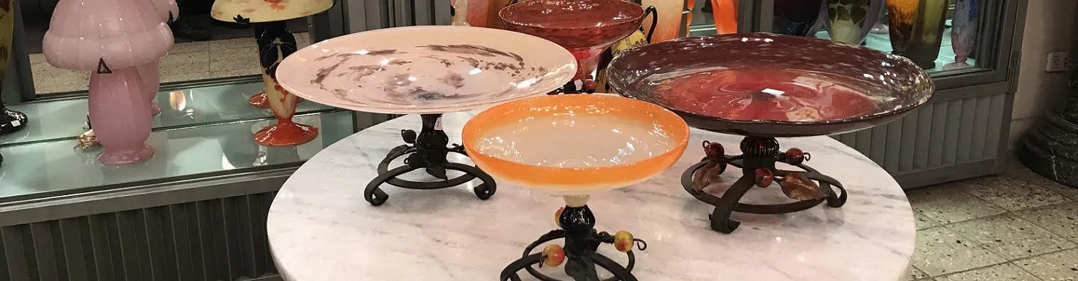 Vitrine dengan piring kaca dalam berbagai gaya dan warna hangat.