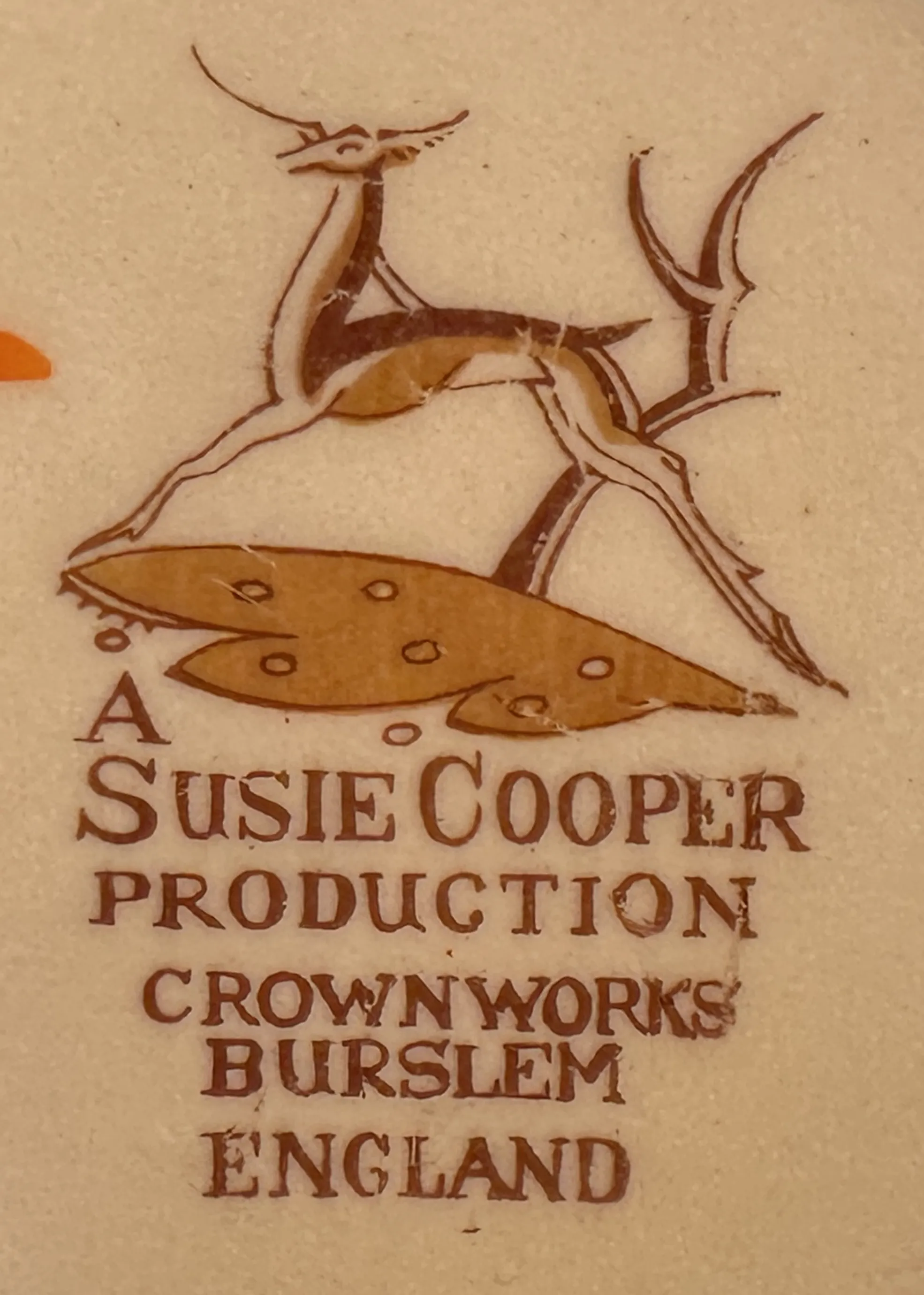 प्राचीन मुद्रण A. Susie Cooper जिसमें हिरण का डिज़ाइन और अंडाकार आकार है