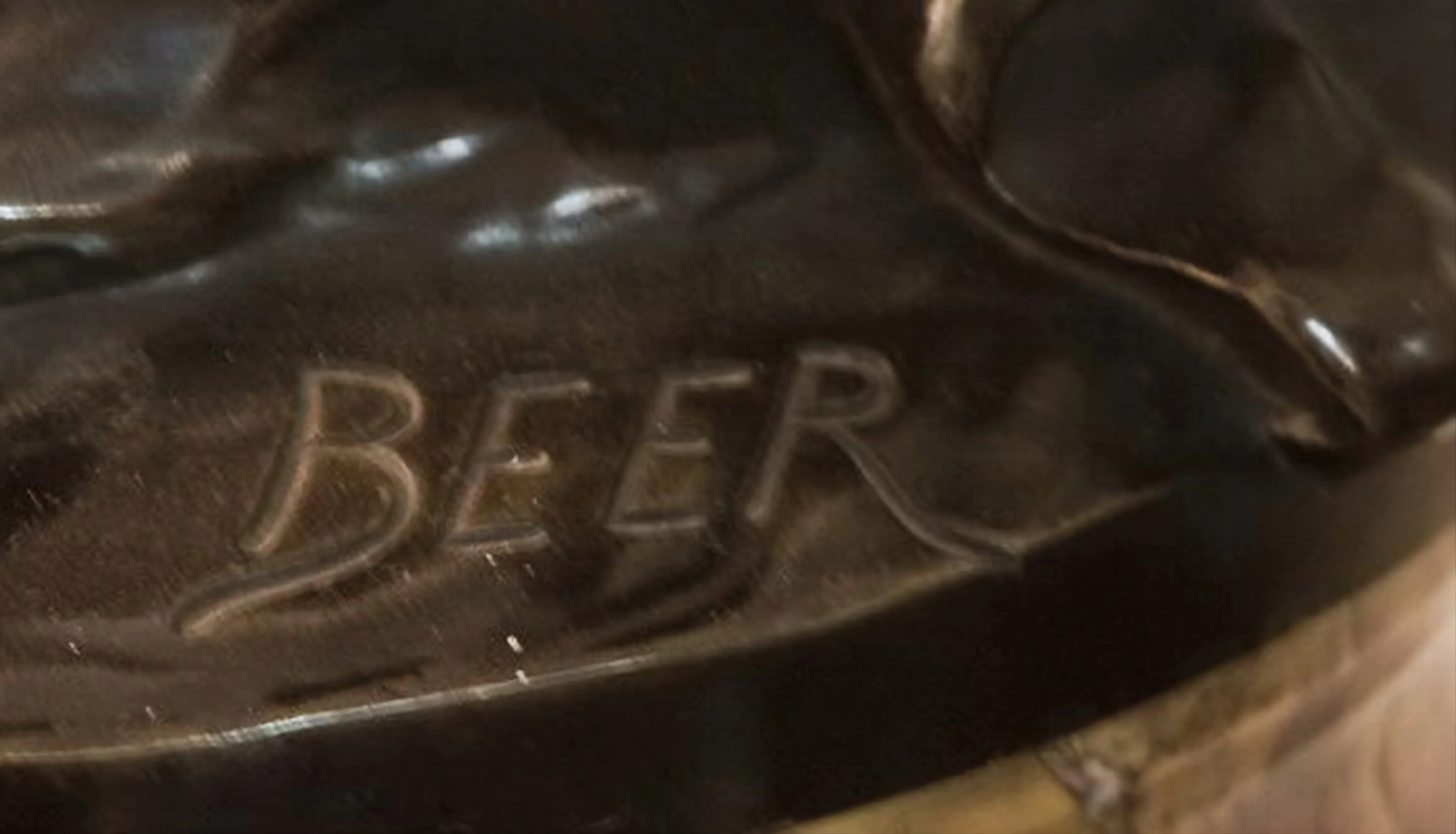 प्राचीन मुद्रण जो सतह पर Beer शब्द के साथ है।