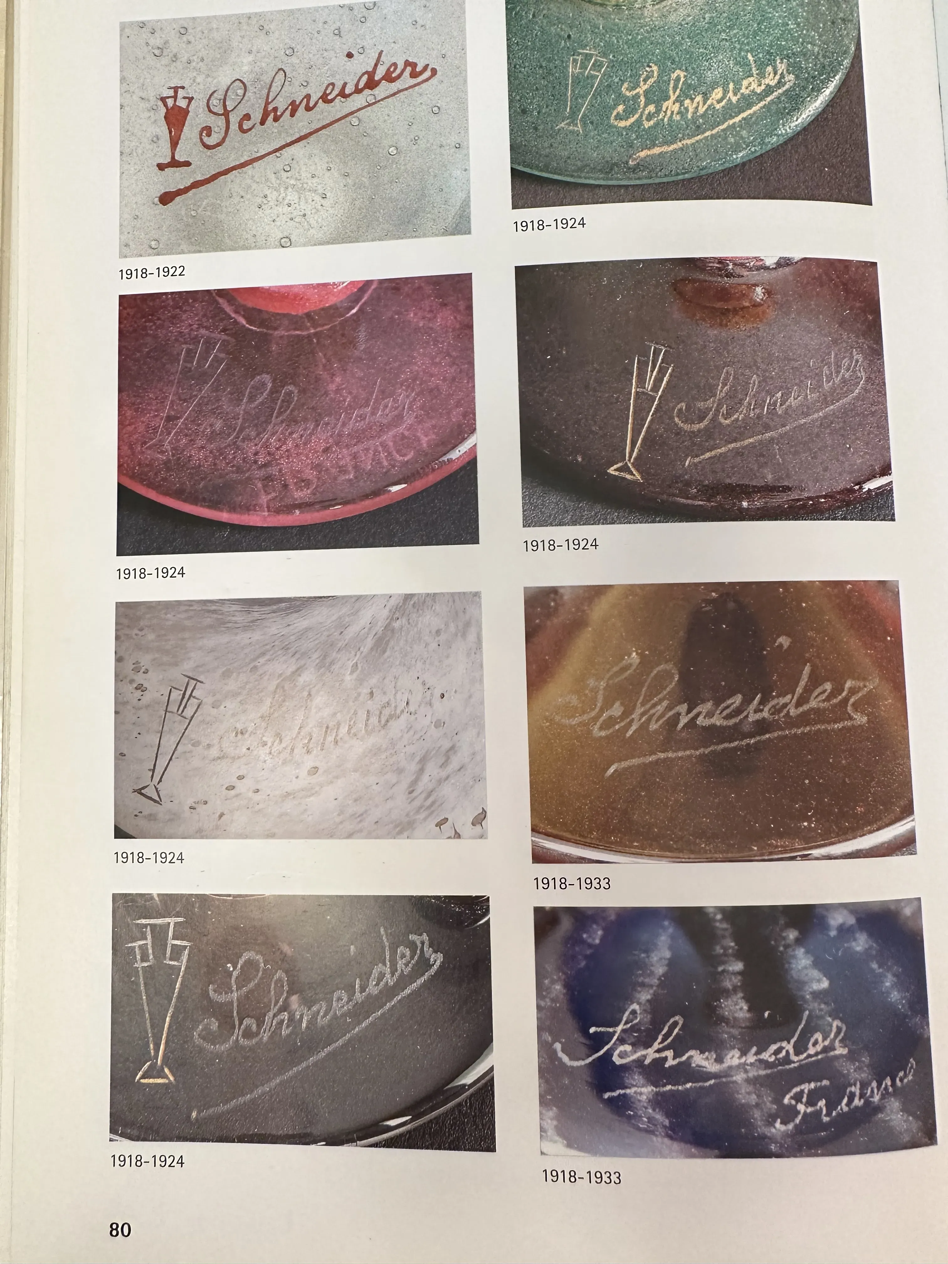 पुरानी मुहर जिसमें उभरी हुई हस्ताक्षर और गहरे पृष्ठभूमि