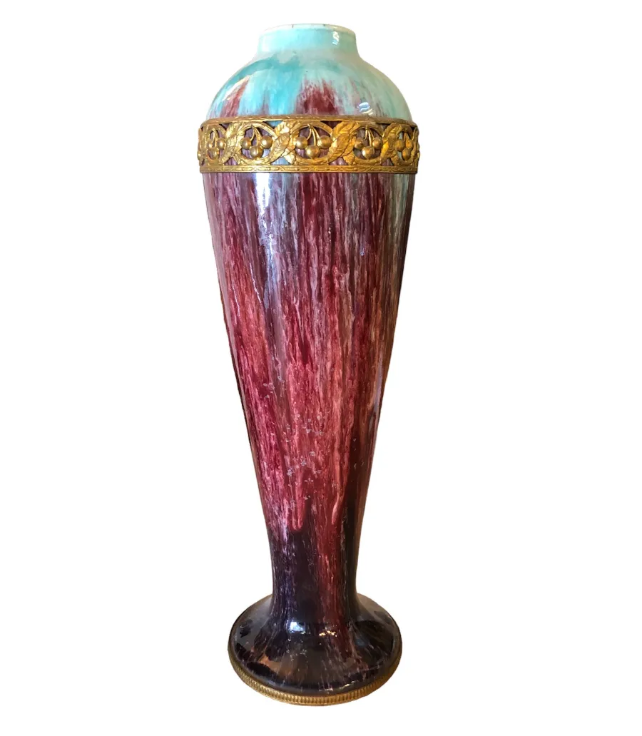 Vaso antico in ceramica con accenti dorati, tonalità blu e rosse.