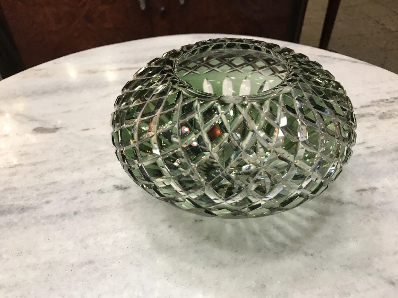 antico vaso di murano in vetro con design scolpito