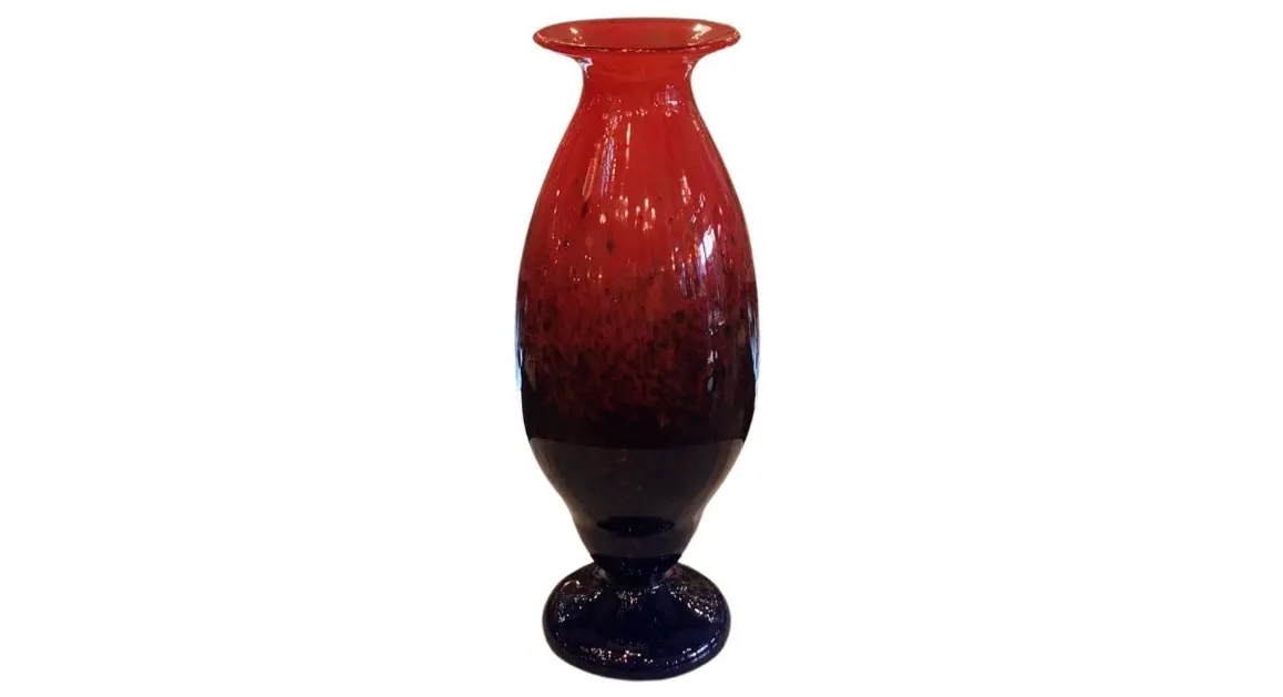 Antiquariato vetro firmato da Schneider in rosso e nero con base rotonda.