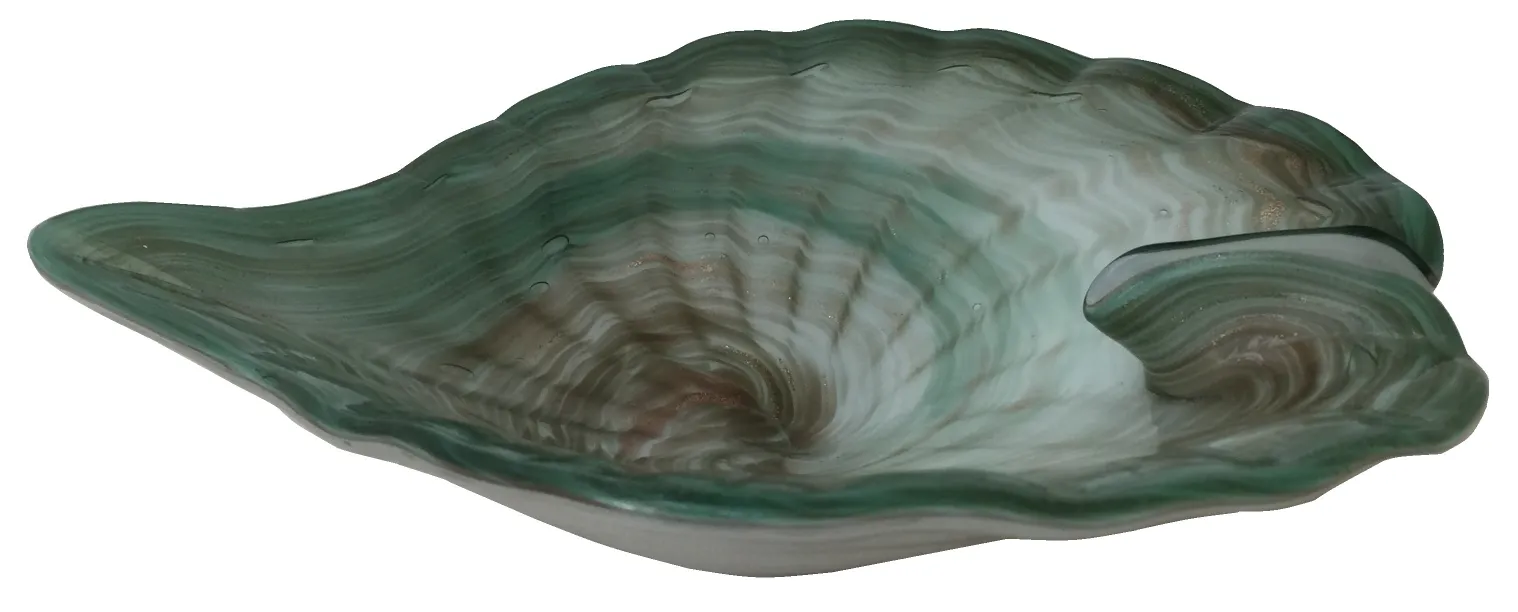 elegante vetro di Murano con tonalità verdi e marroni, forma a conchiglia, texture ondulata, ambiente antico