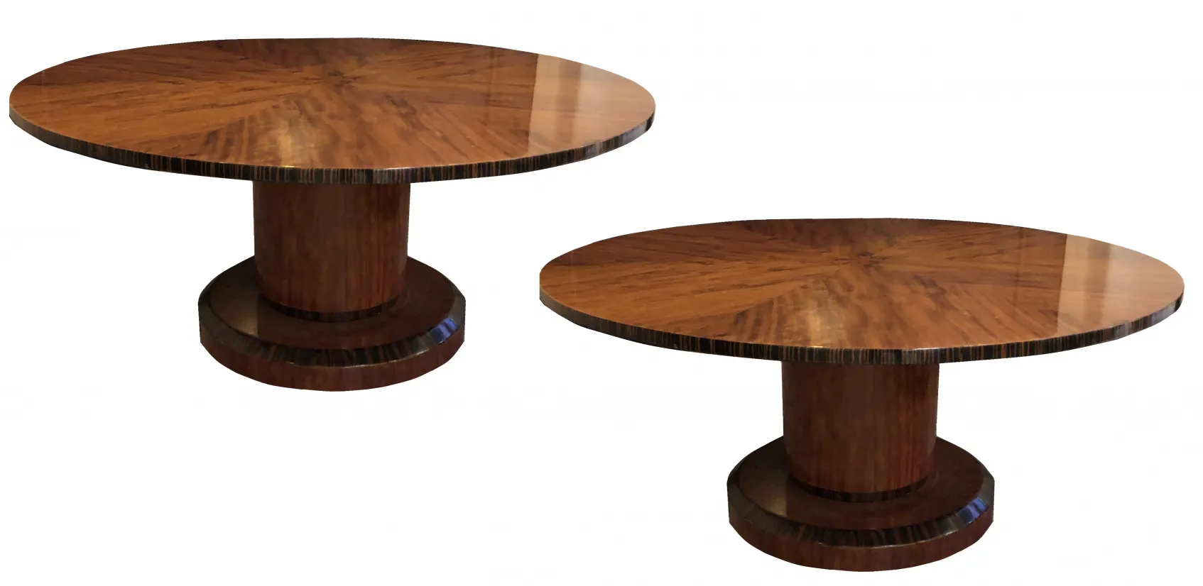 Due tavolini antichi con design ovale e basi rotonde in un ambiente elegante.