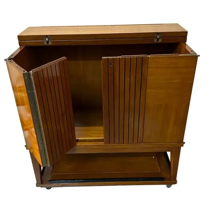 mobile bar antico in legno con porte a lamelle, vuoto