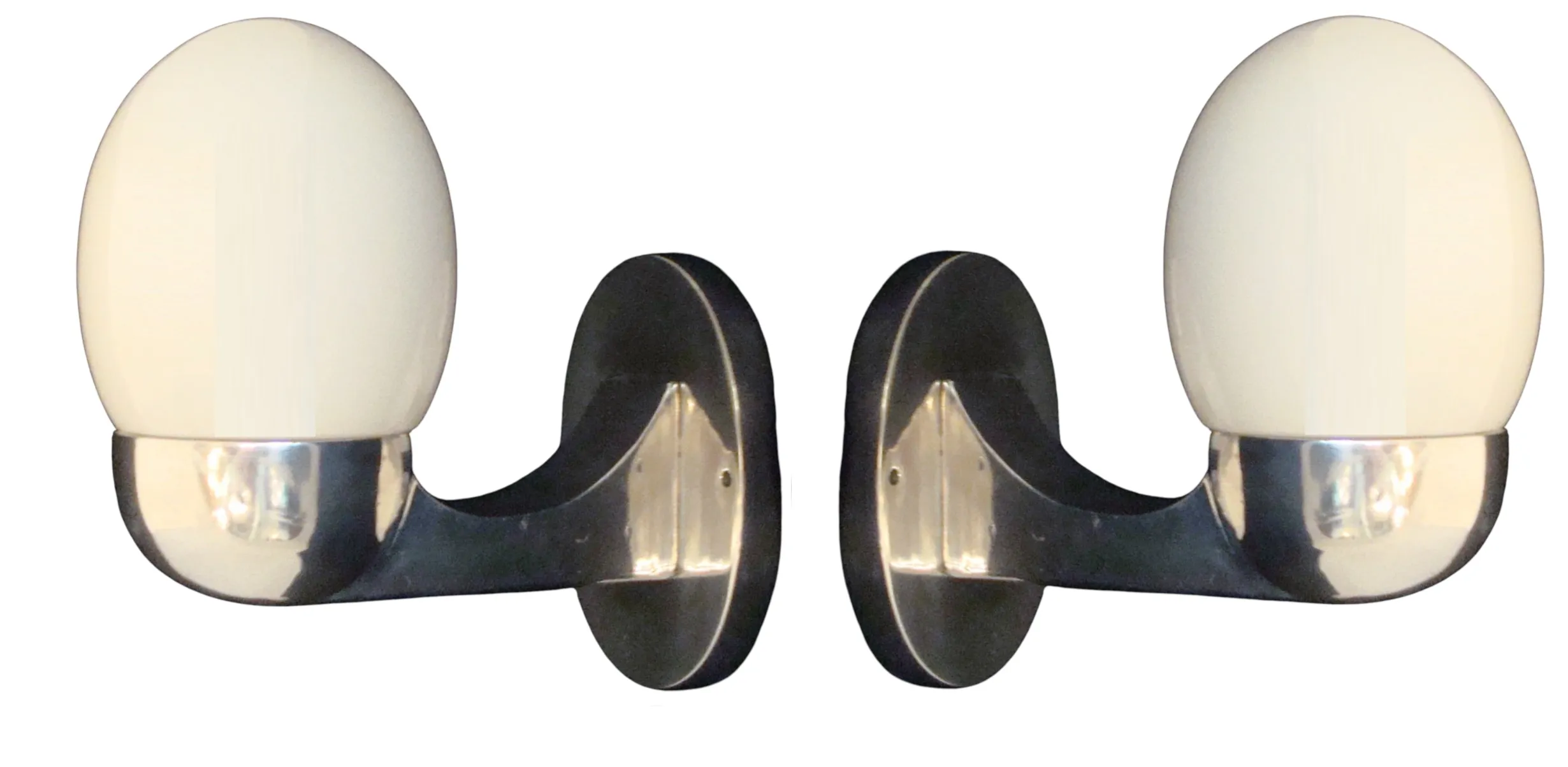 Coppia di applique antiche in stile Art Deco, con globi bianchi e basi moderne.