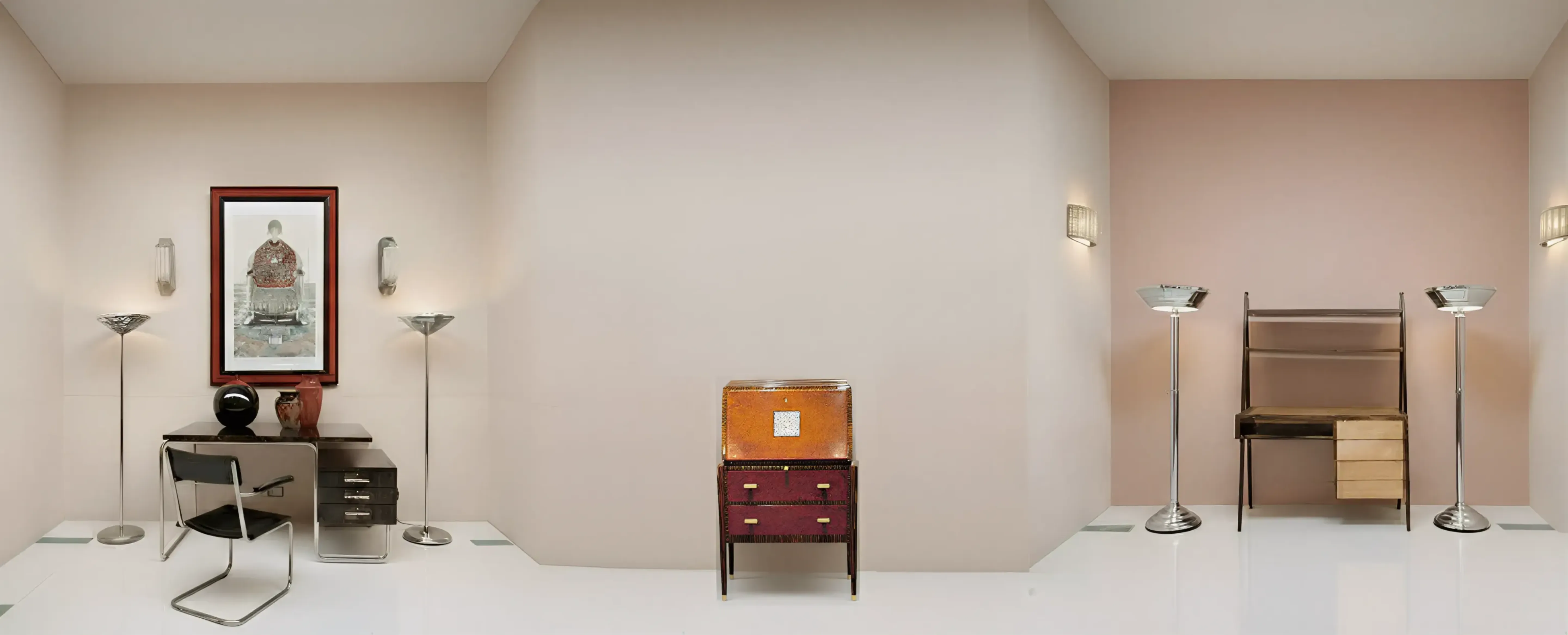 Scrivania nera moderna con lampade e arte sulla parete.