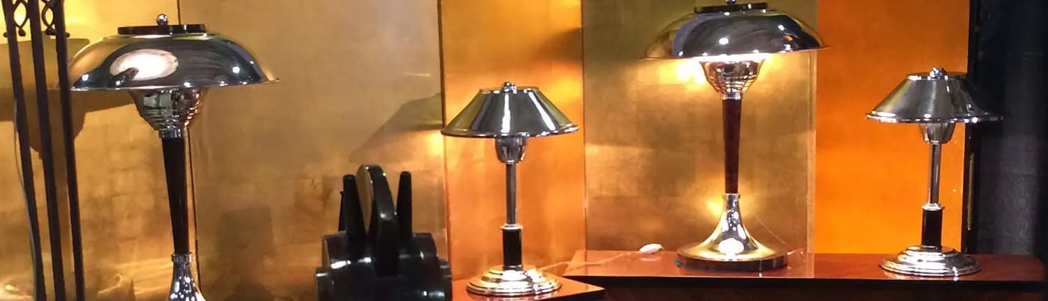Set di lampade da scrivania in stile Art Deco con finiture lucide e basi eleganti.