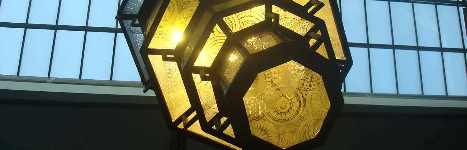 Lanterna antica che emette una luce calda, con motivi intricati, crea un'atmosfera accogliente.