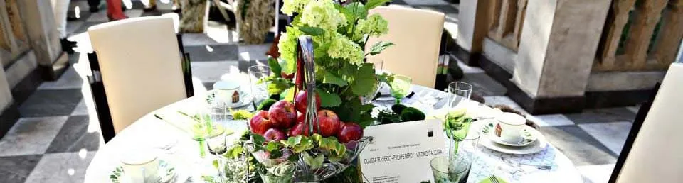Tavolo decorato con frutta e fiori in un ambiente elegante