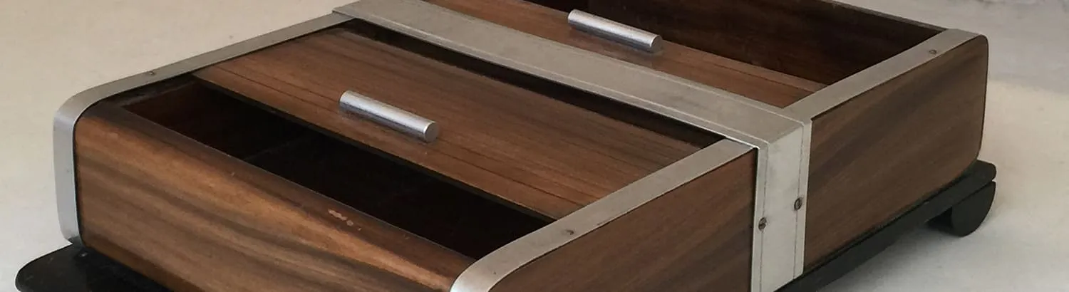 Scatole antiche in legno con dettagli metallici, decorative e funzionali.