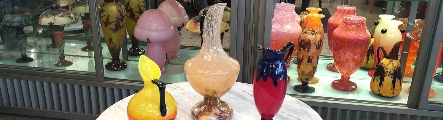 Belli vetri antichi di Charder e Schneider, colori vivaci e forme artistiche