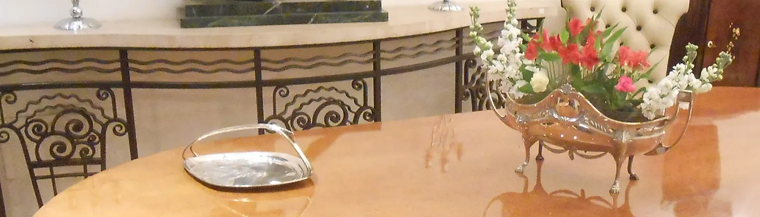 Vaso antico decorato con fiori colorati in un ambiente elegante.