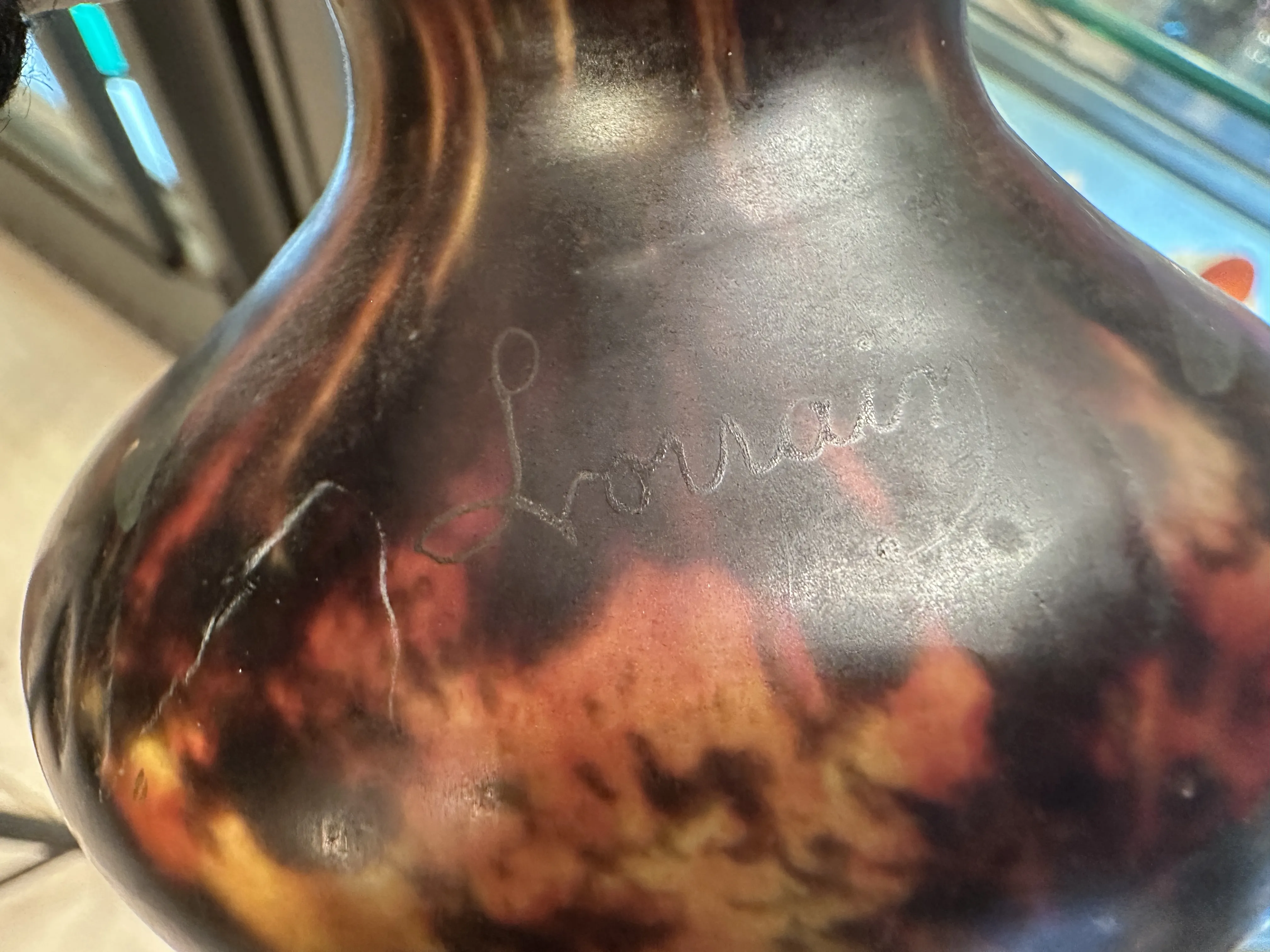 sigillo Lorrain antico con firma decorativa su ceramica