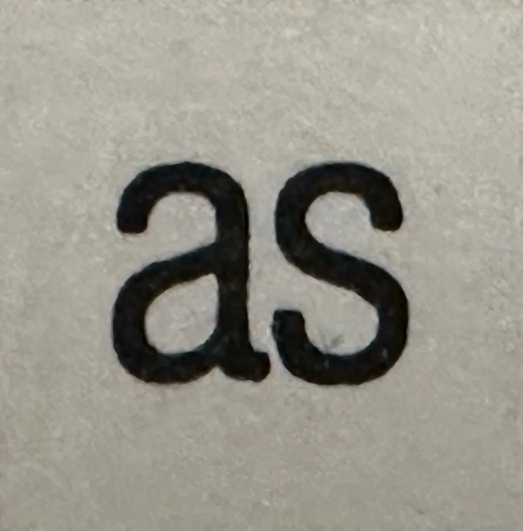 Sigillo antico con iscrizione visibile da vicino.