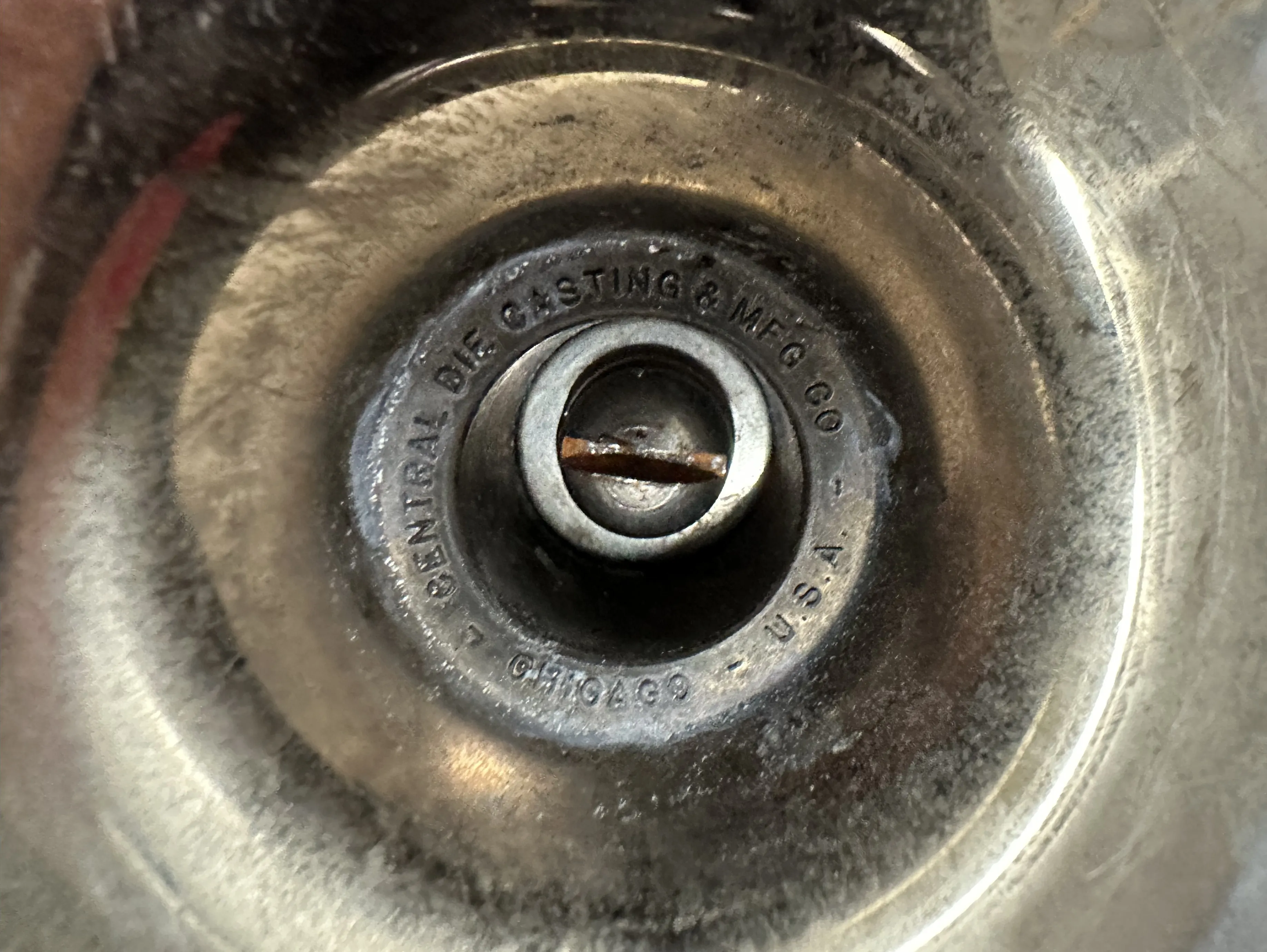 sigillo circolare con iscrizione di Central Die Casting & Mfg Co. e dettaglio del bulldog, perfetto per i collezionisti di antichità.