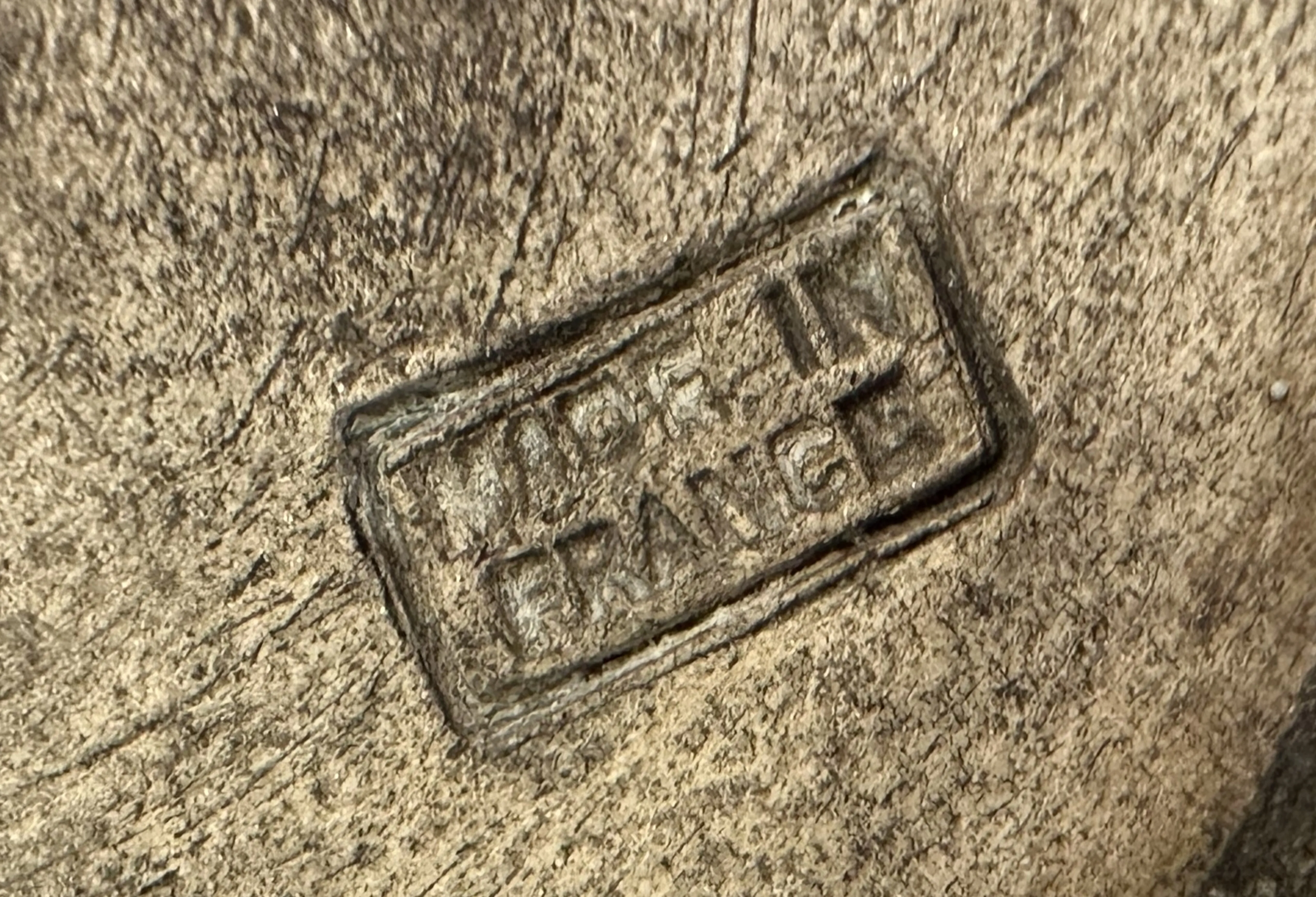 antico sigillo con iscrizione 'Made in France', inciso in modo sottile.