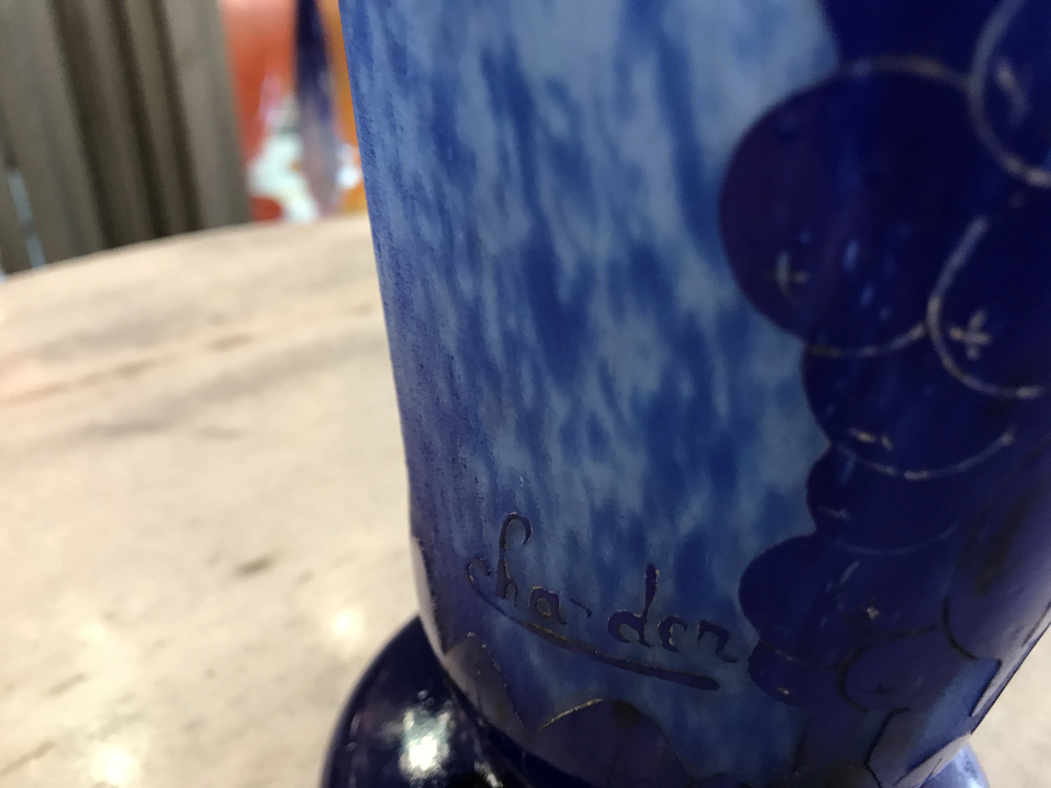 antico sigillo Charder con design decorativo blu.