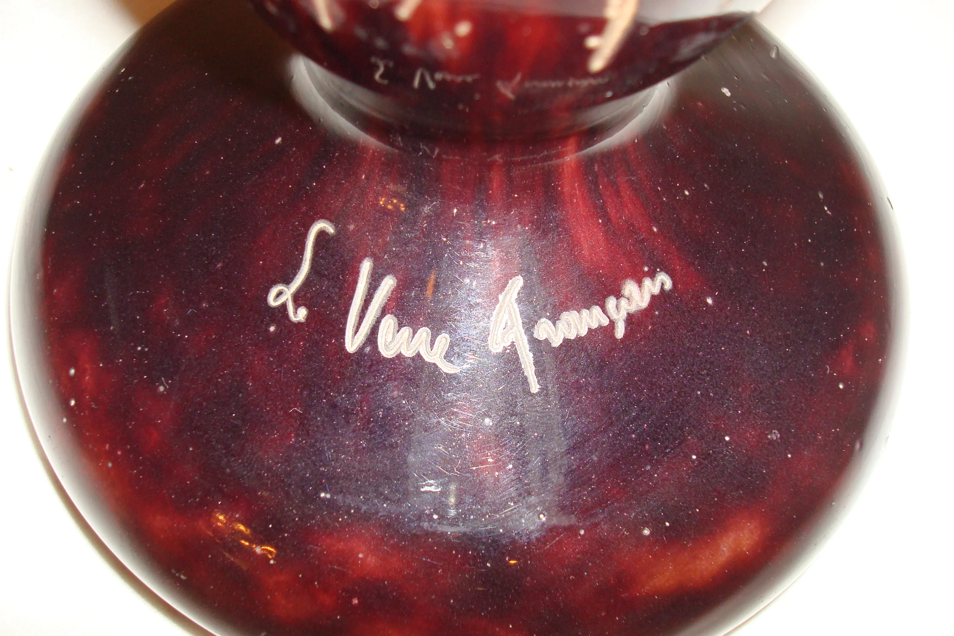 sigillo antico Le Verre Français con design complesso alla base