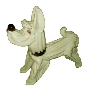 詳細な立ち上がった白い陶器の犬
