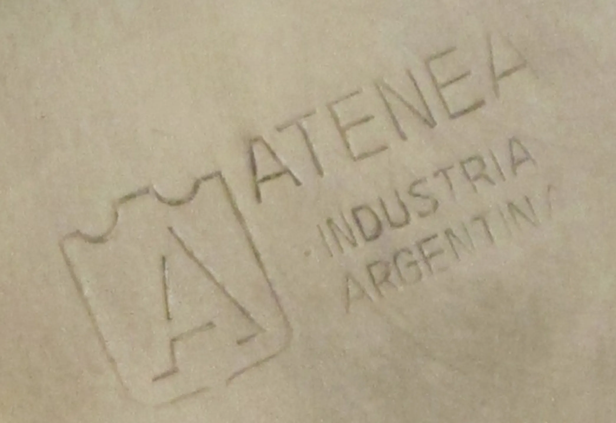 古い印章に atenea industria argentina のテキストが明るい背景に