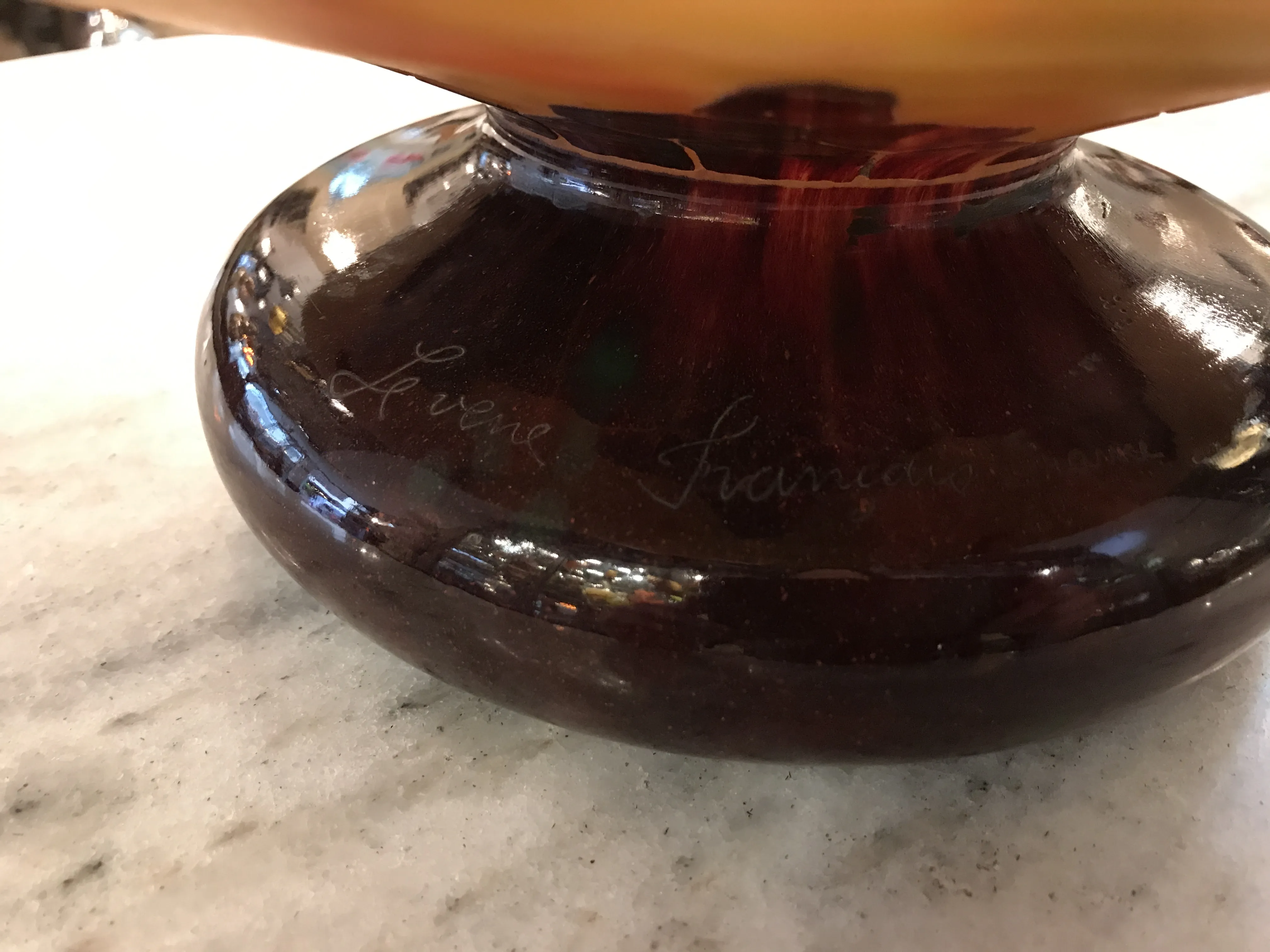 古い印章 Le Verre Français の陶器の詳細、反射があります