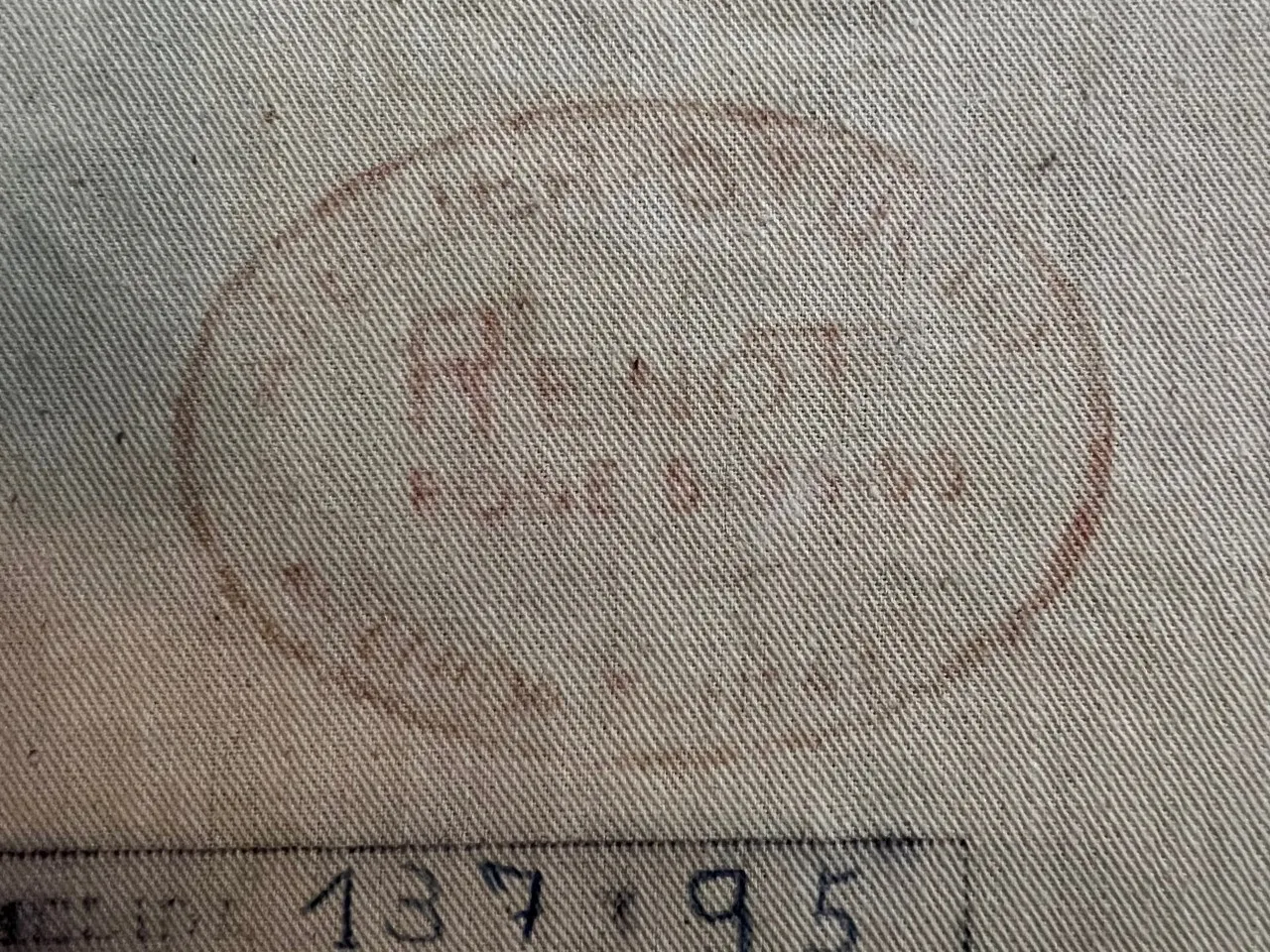 고대 도장, 배경에 섬유로 된 atelier studio renot 문구