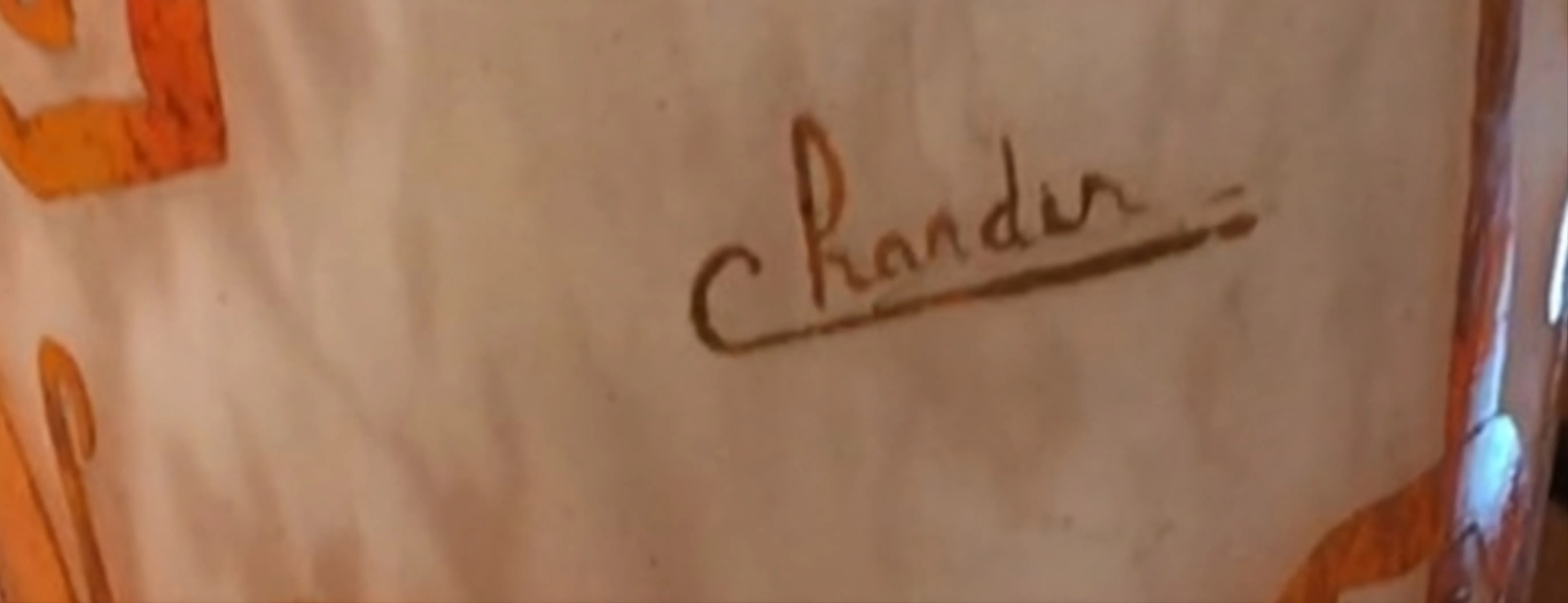 명확한 각인이 있는 고대 도장 Charder, 중립 배경.