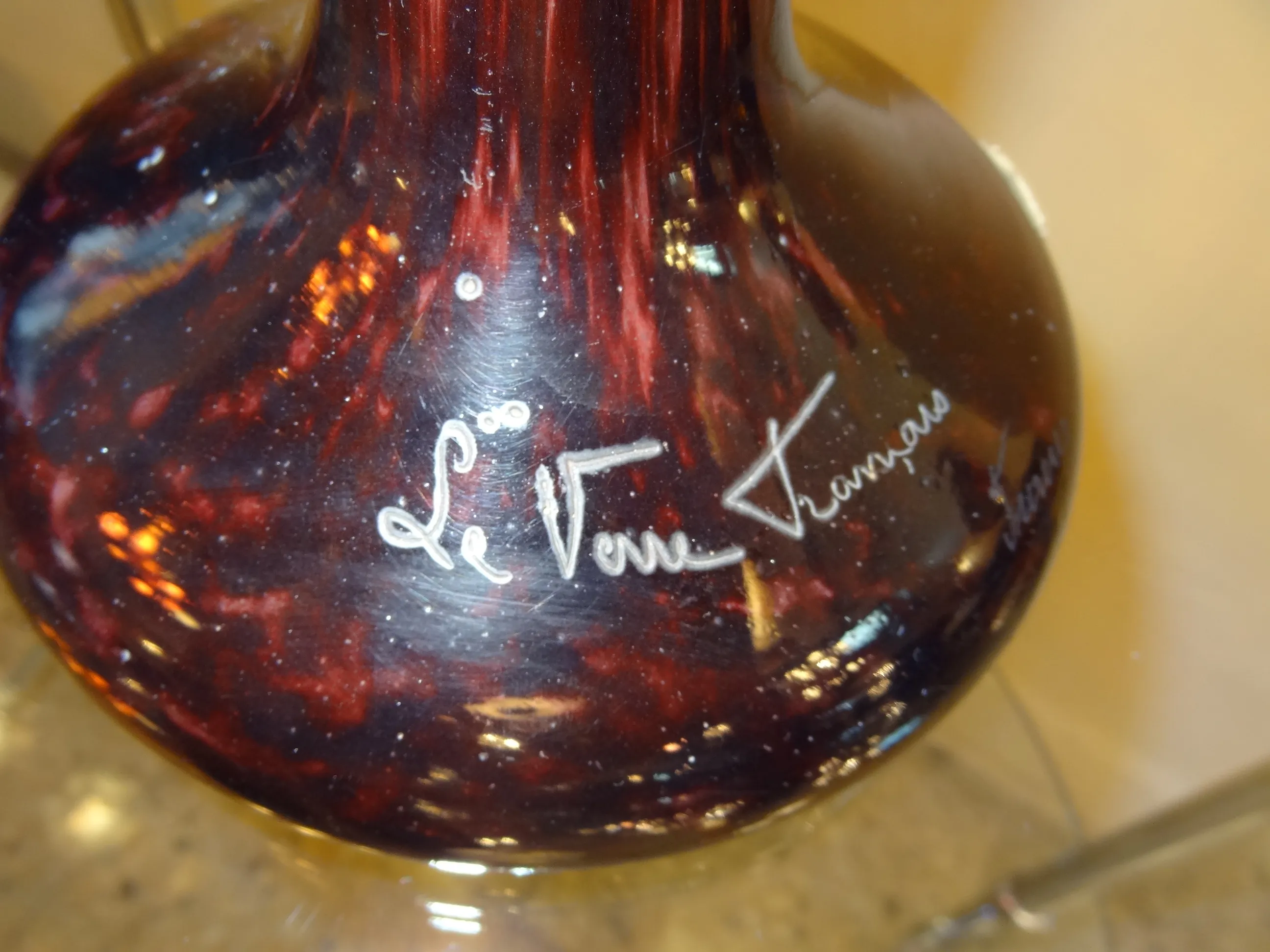 고대 도장 Le Verre Français, 가시적인 세부정보와 반사광이 특징입니다.