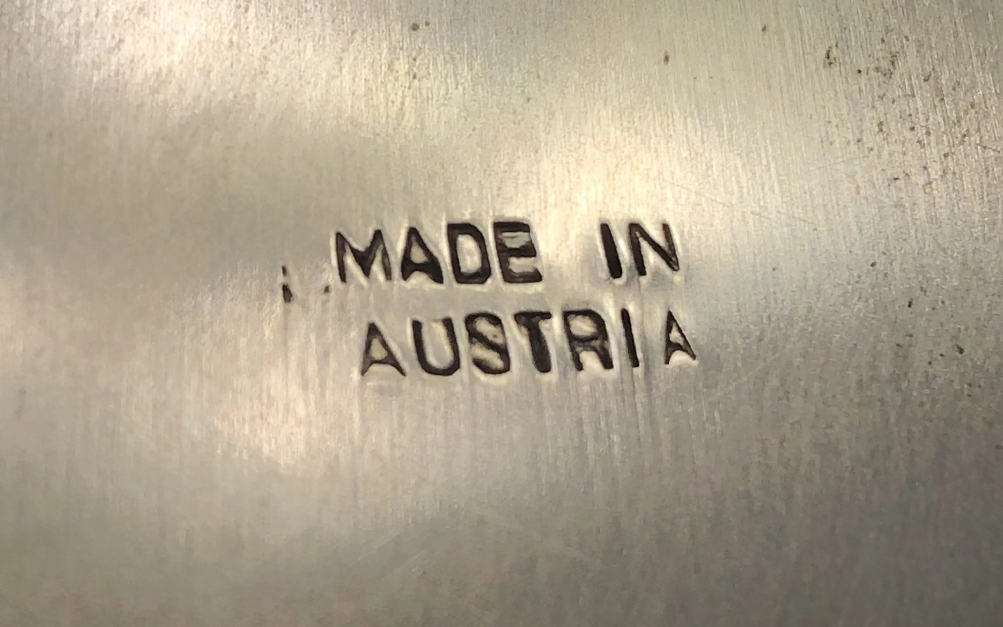 Детали старинной печати с надписью Made in Austria.