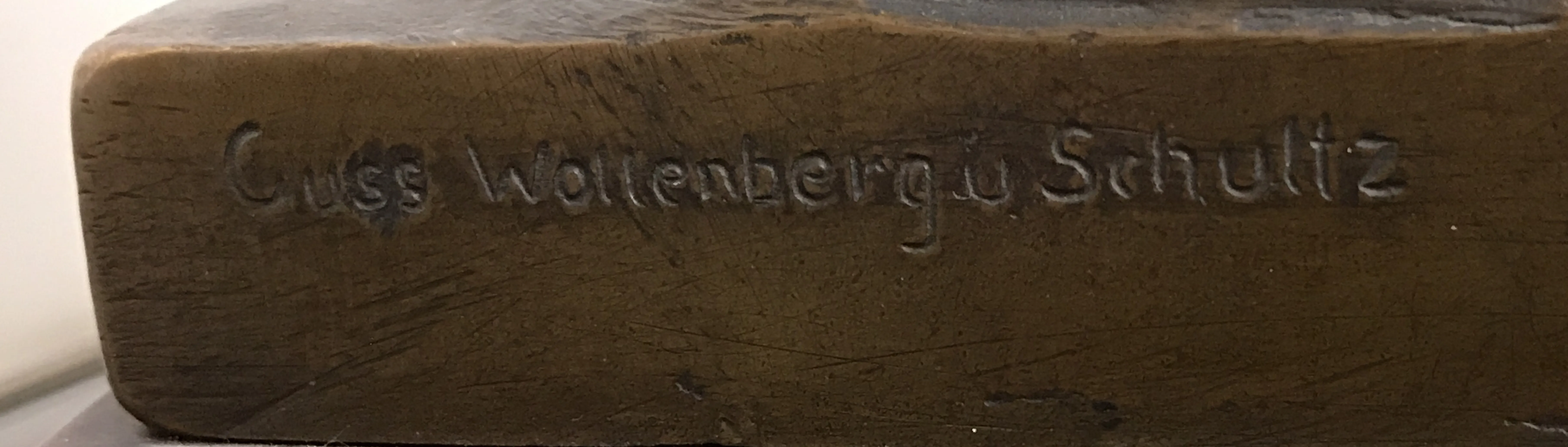 Античная печать Guss Wollenbergu Schuttz на нейтральном фоне.